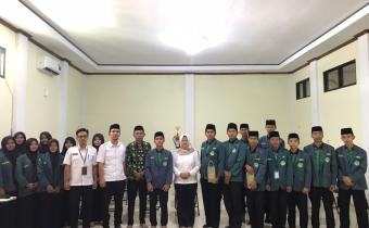 Anggota Bawaslu Kabupaten Kebumen Badruzzaman dan Eka Rohmawati bersama Pelajar SMK Ma'arif 5 Gombong
