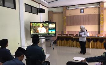 Eka Rohmawati, S.H Kordiv Hukum dan Penyelesaian Sengketa menjadi narasumber dalam kegiatan Workshop Kepemiluan di SMK Ma'arif 5 Gombong