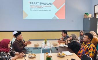 Ketua Bawaslu Kebumen, memberikan arahan sekaligus membuka rapat.