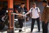 Ketua Sahabat Disabilitas Kebumen Teguh Kuatno Tinjau Fasilitas Aksesibilitas di Bawaslu Kebumen 